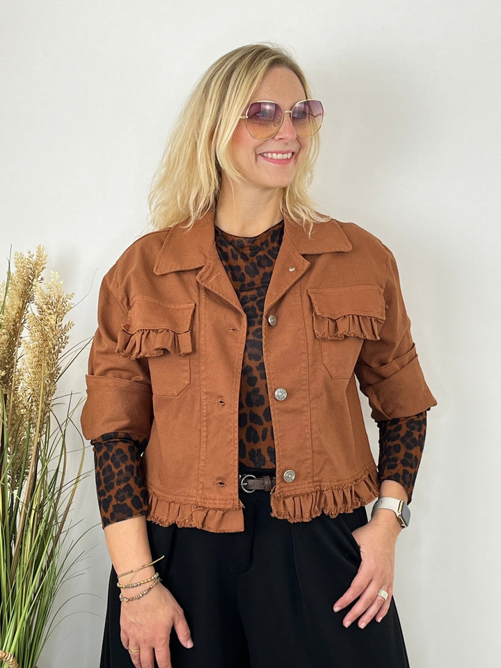 Rostrote Denimjacke mit Rüschen und silbernen Knöpfen