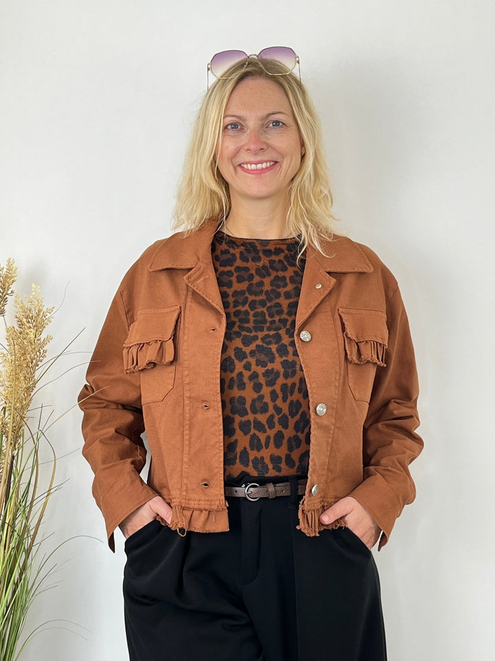 Lockere rostrote Jeansjacke mit Rüschen-Detail vorne