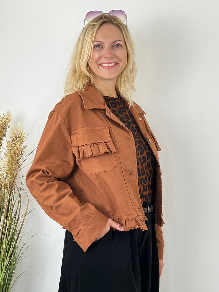 Rostrote Jeansjacke mit gerüschter Brusttasche im Detail