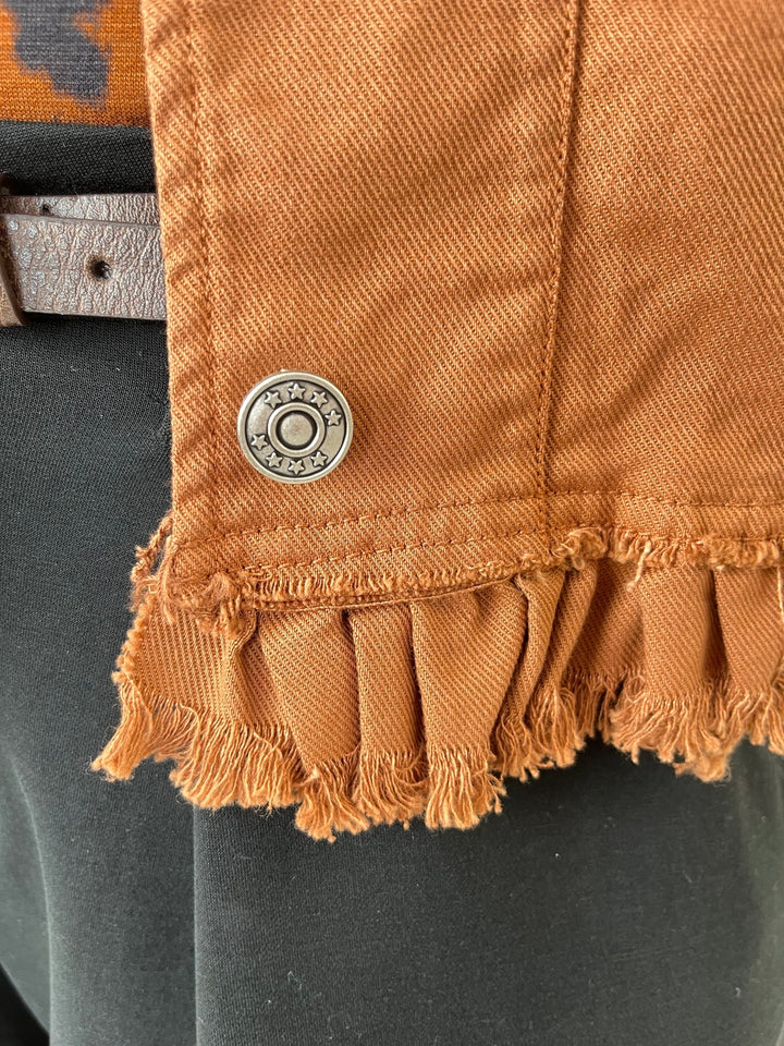 Nahaufnahme des gerüschten Saums mit Fransen an der Jacke