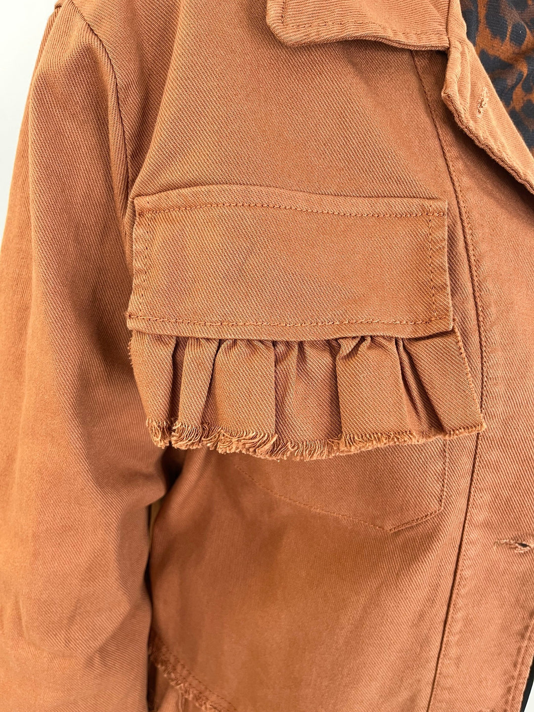 Detailaufnahme der gerüschten Brusttasche der Jeansjacke