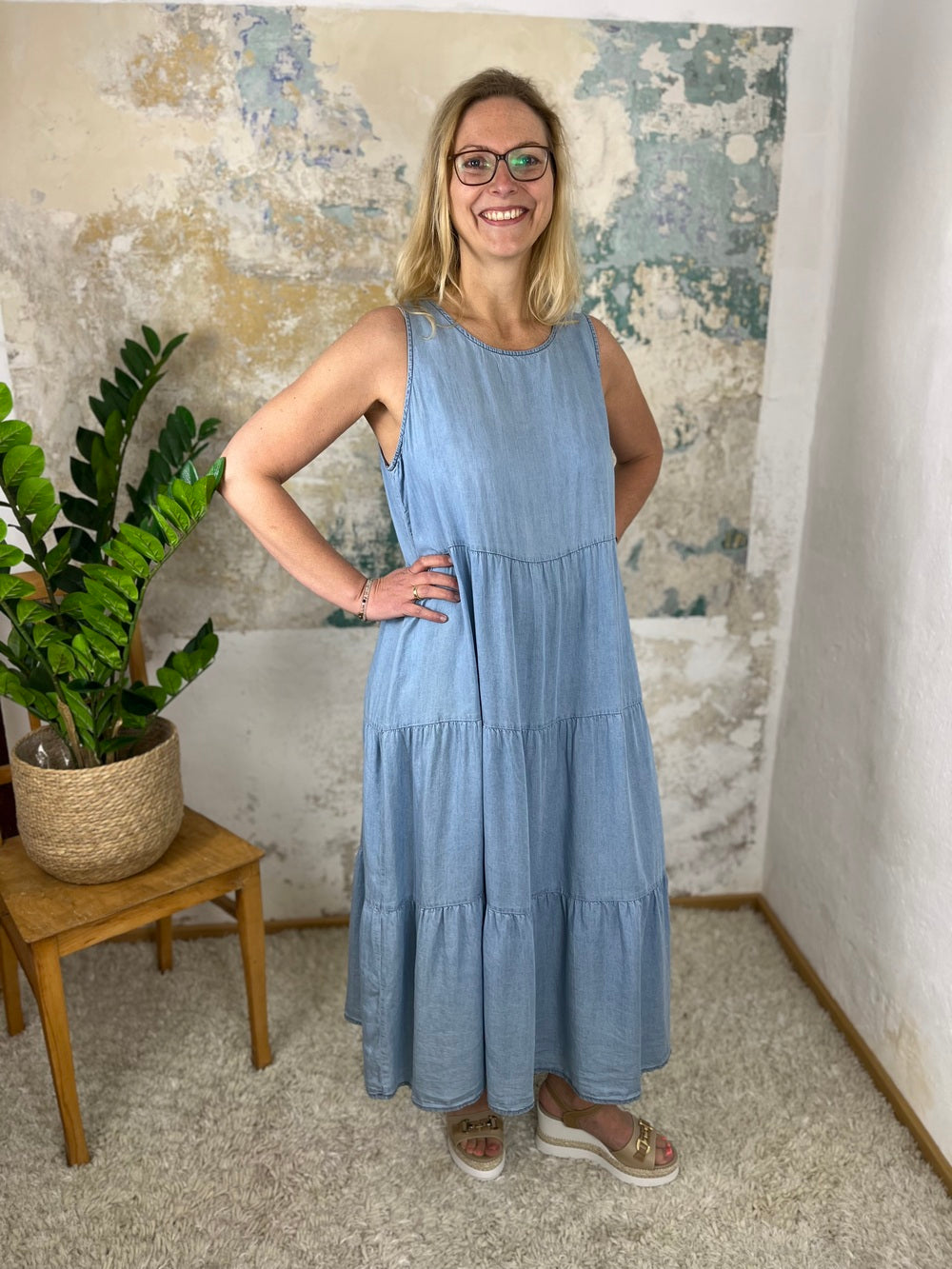 Jeanskleid ärmellos mit Rundhals von Bella Vita - Mode & Lifestyle