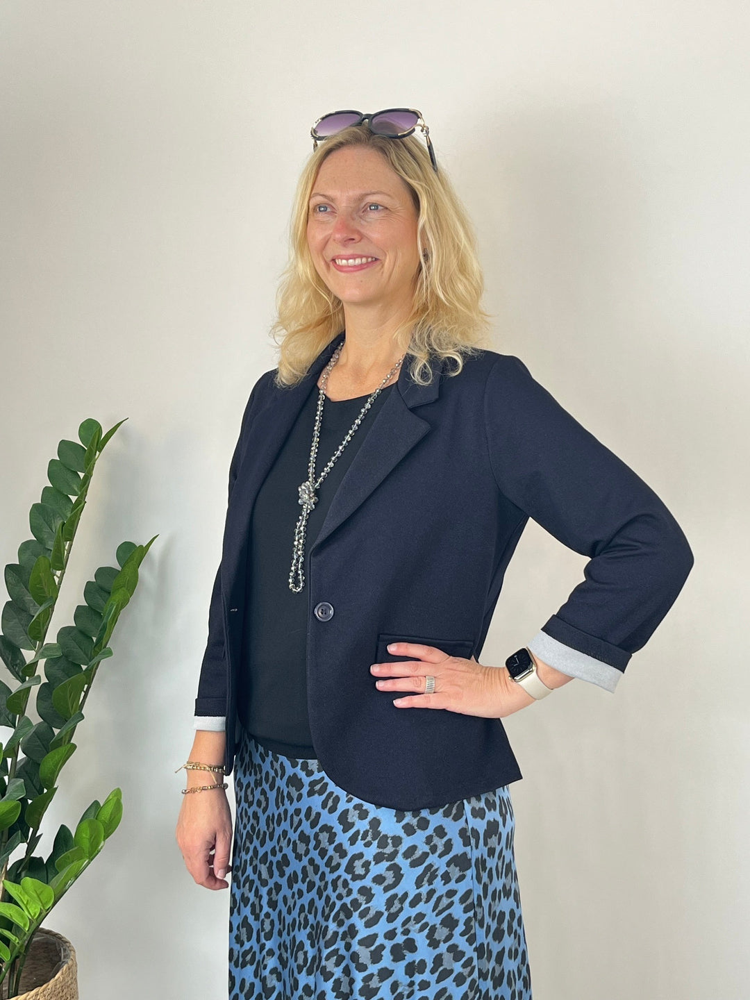 Offener dunkelblauer Blazer mit Knopf und Seitentasche, Dreiviertelansicht