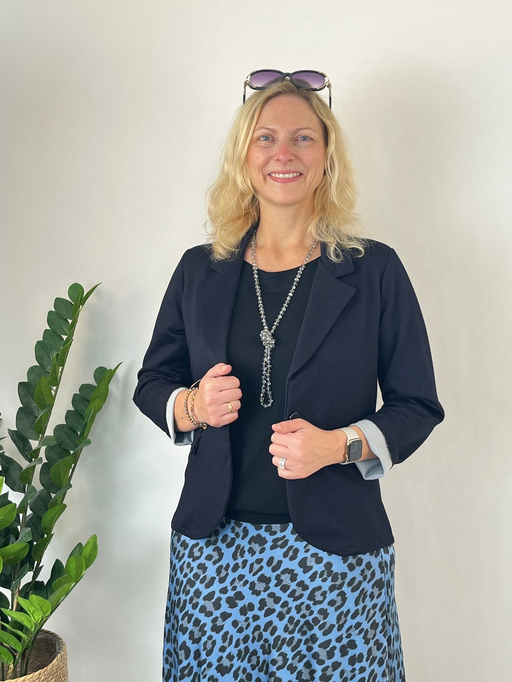 Dunkelblauer Jersey-Blazer mit hochgekrempelten Ärmeln und Revers, Frontansicht