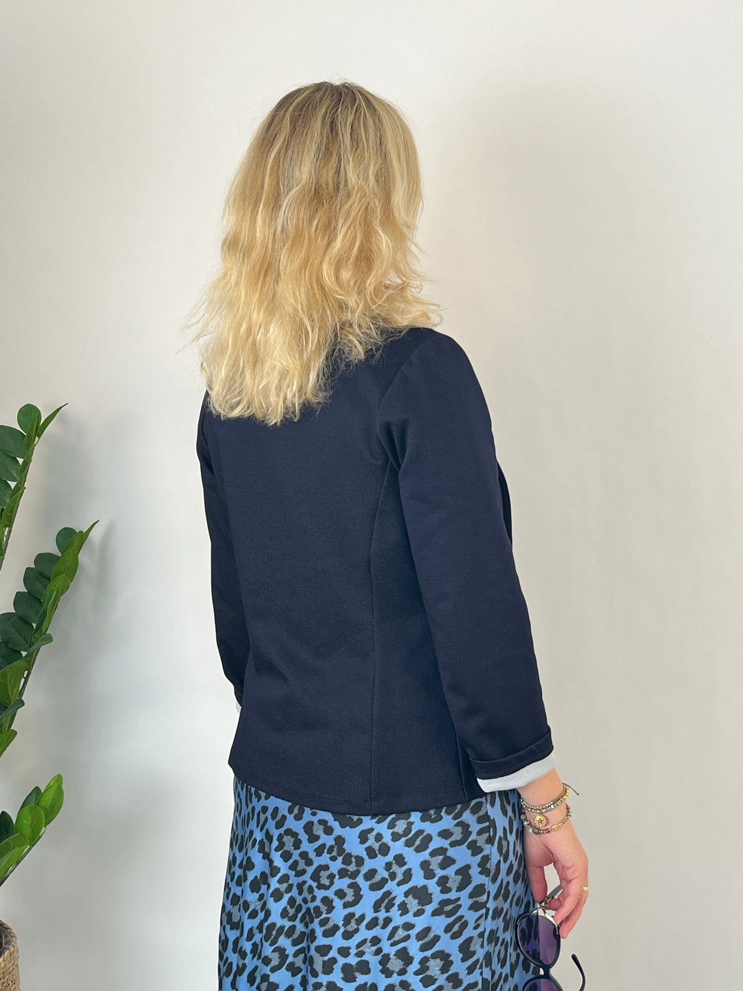Rückansicht des dunkelblauen Jersey-Blazers mit glattem Stofffall und Naht