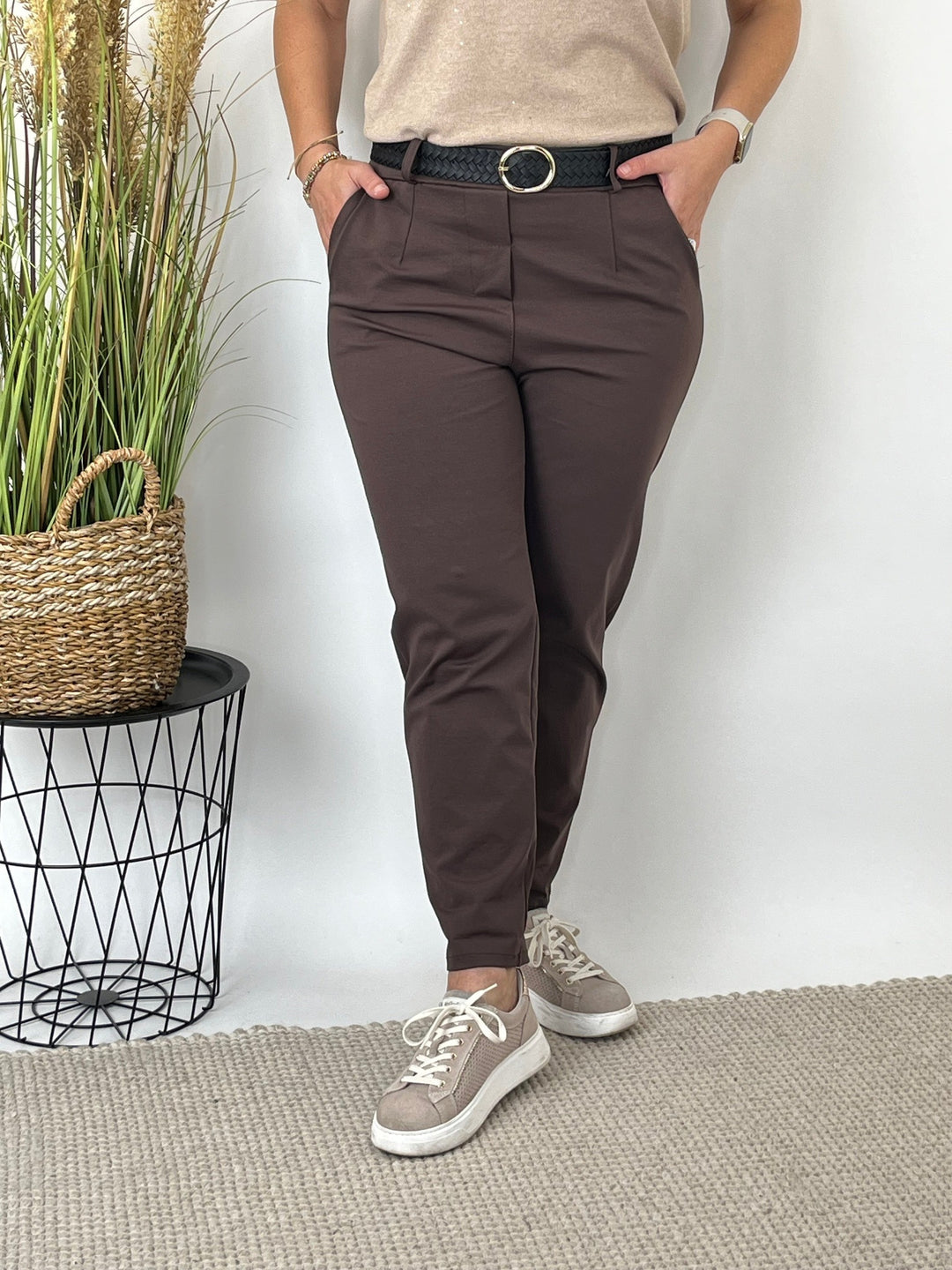 Braune Jerseyhose mit entspannter Passform und geflochtenem Gürtel