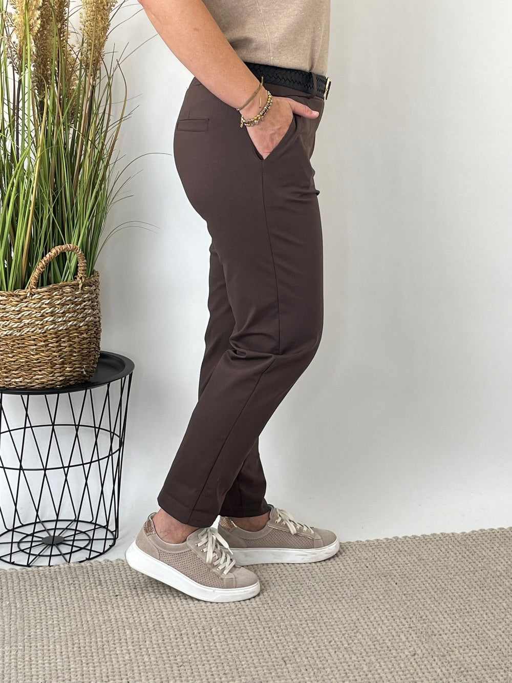 Braune Jerseyhose mit Ziergürtel und goldener Schnalle, Seitenansicht