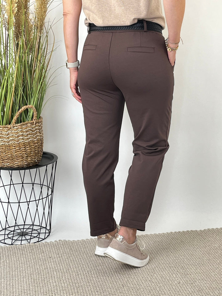 Rückansicht der braunen Hose mit zwei hinteren Taschen und Gürtel