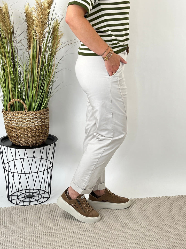 Ecru Jogpant mit Ziernähten und gekrempelten Bündchen, lässiger Look