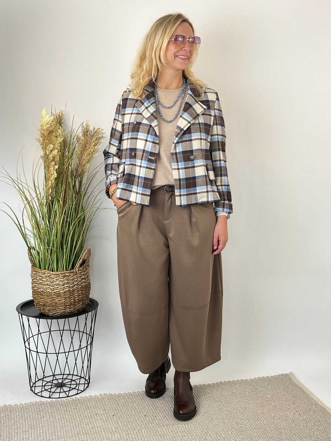 Offener Karoblazer beige-braun über beigem Top und brauner Hose