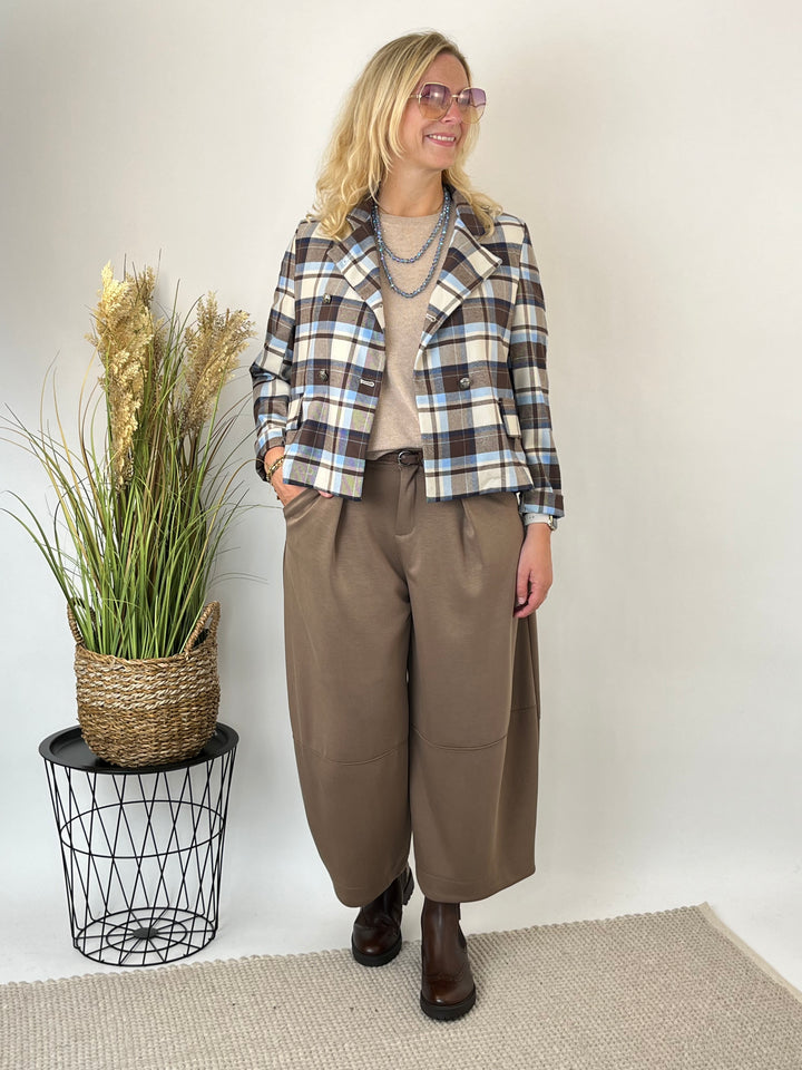 Offener Karoblazer beige-braun über beigem Top und brauner Hose