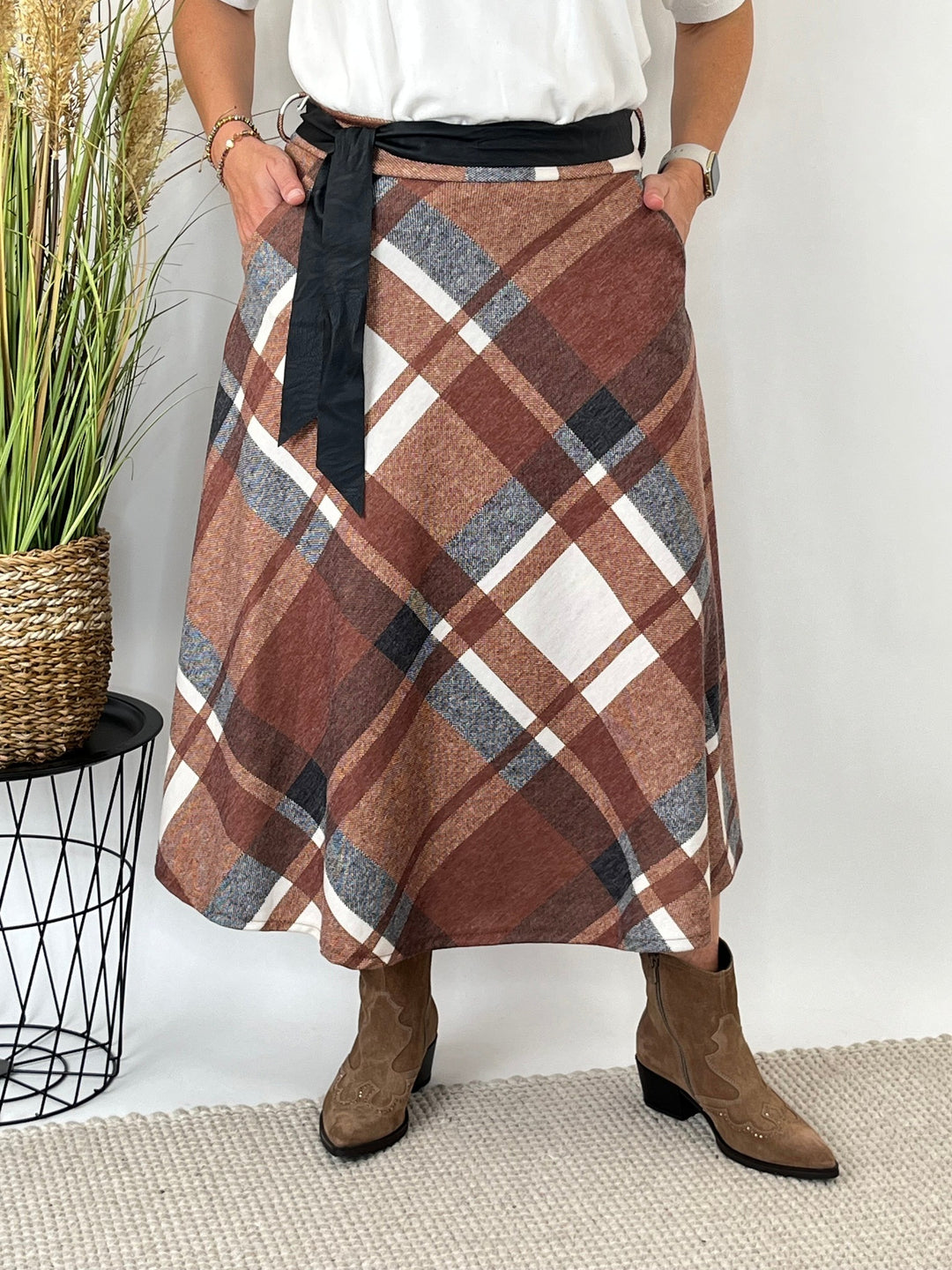 Asymmetrischer Karo Rock mit schwarzer Binde-Taille