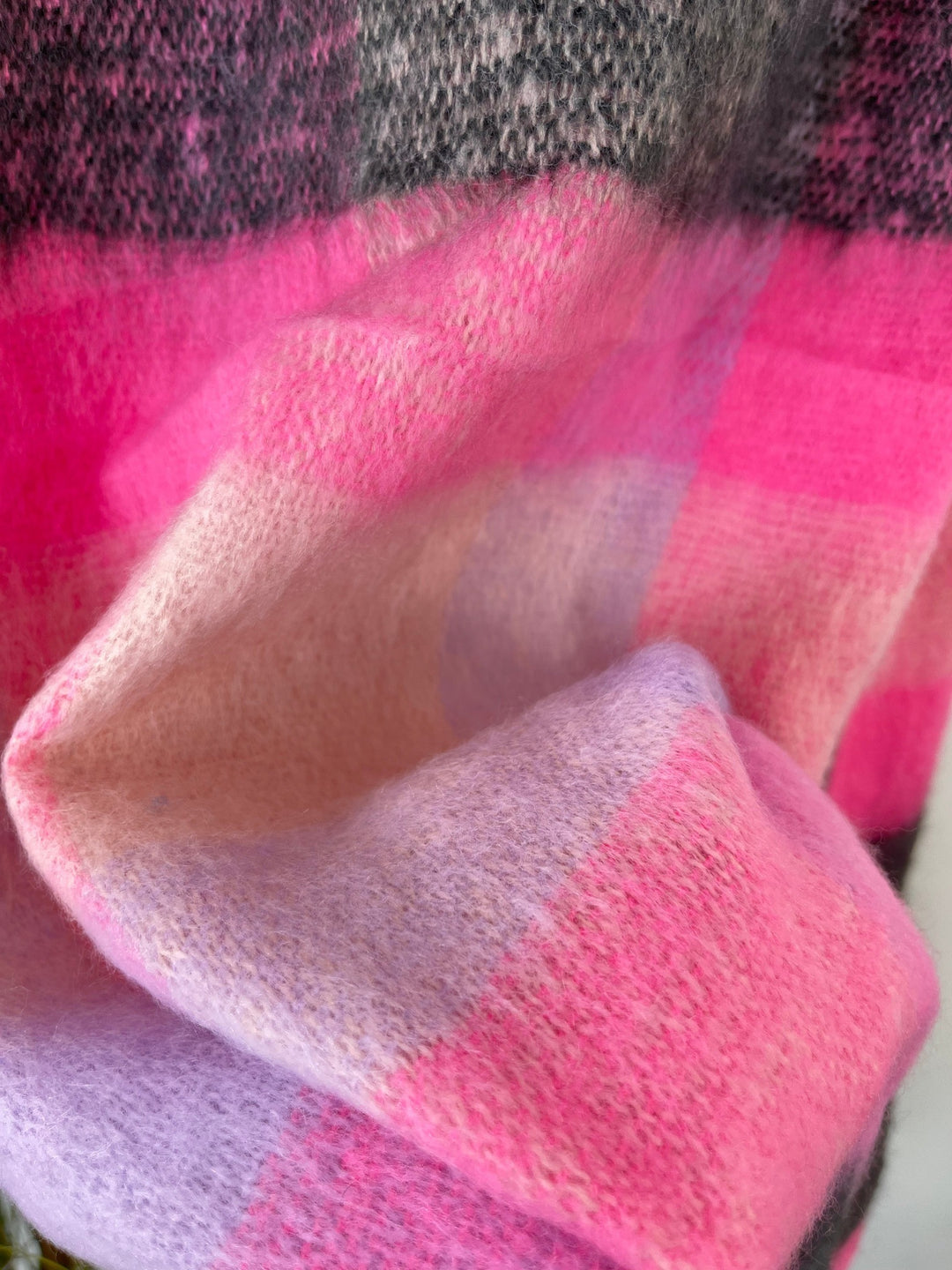 Nahaufnahme weiches flauschiges Karomaterial pink-lavendel Schal