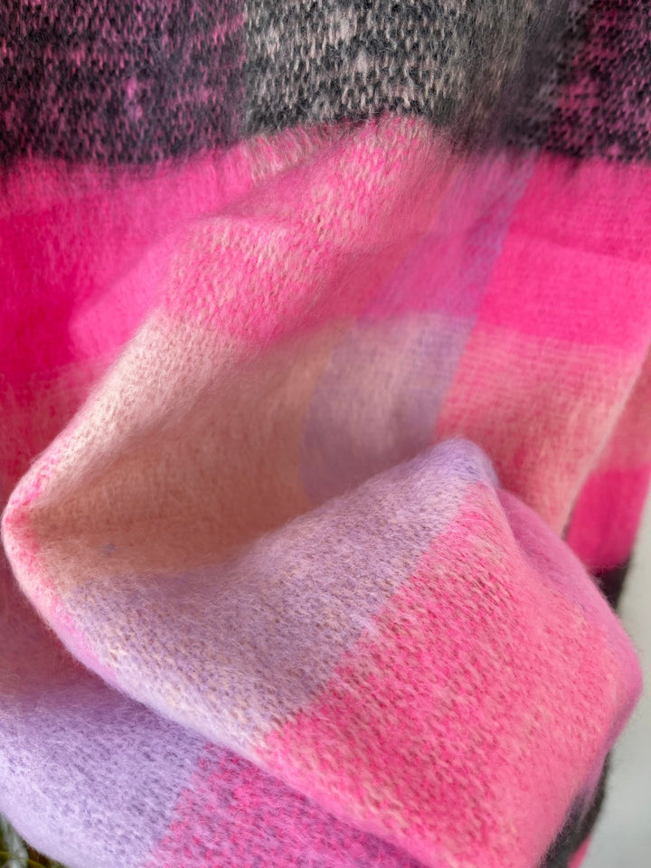 Nahaufnahme weiches flauschiges Karomaterial pink-lavendel Schal