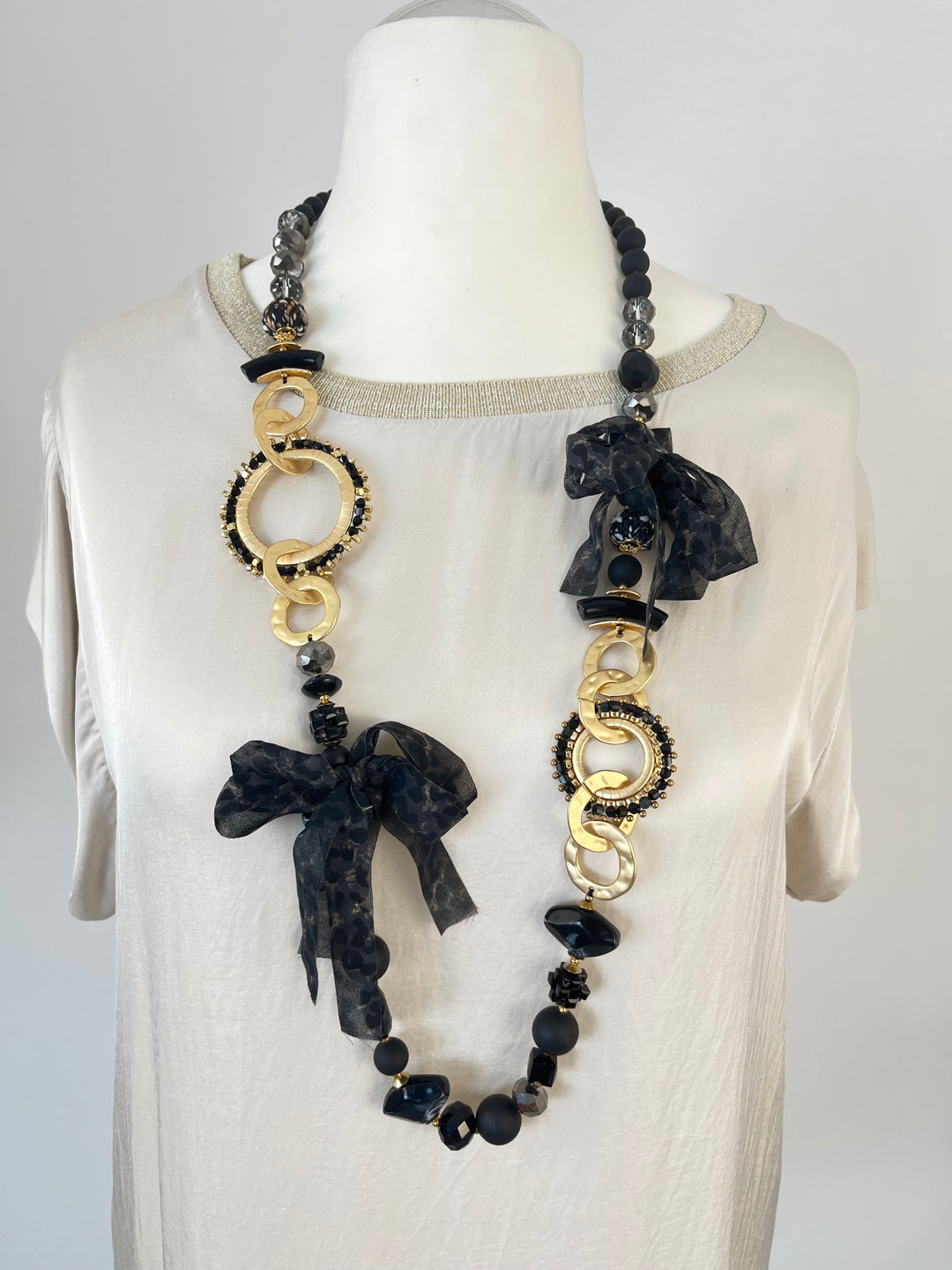 Kette Leo, grau-schwarz-gold von Bella Vita - Mode & Lifestyle