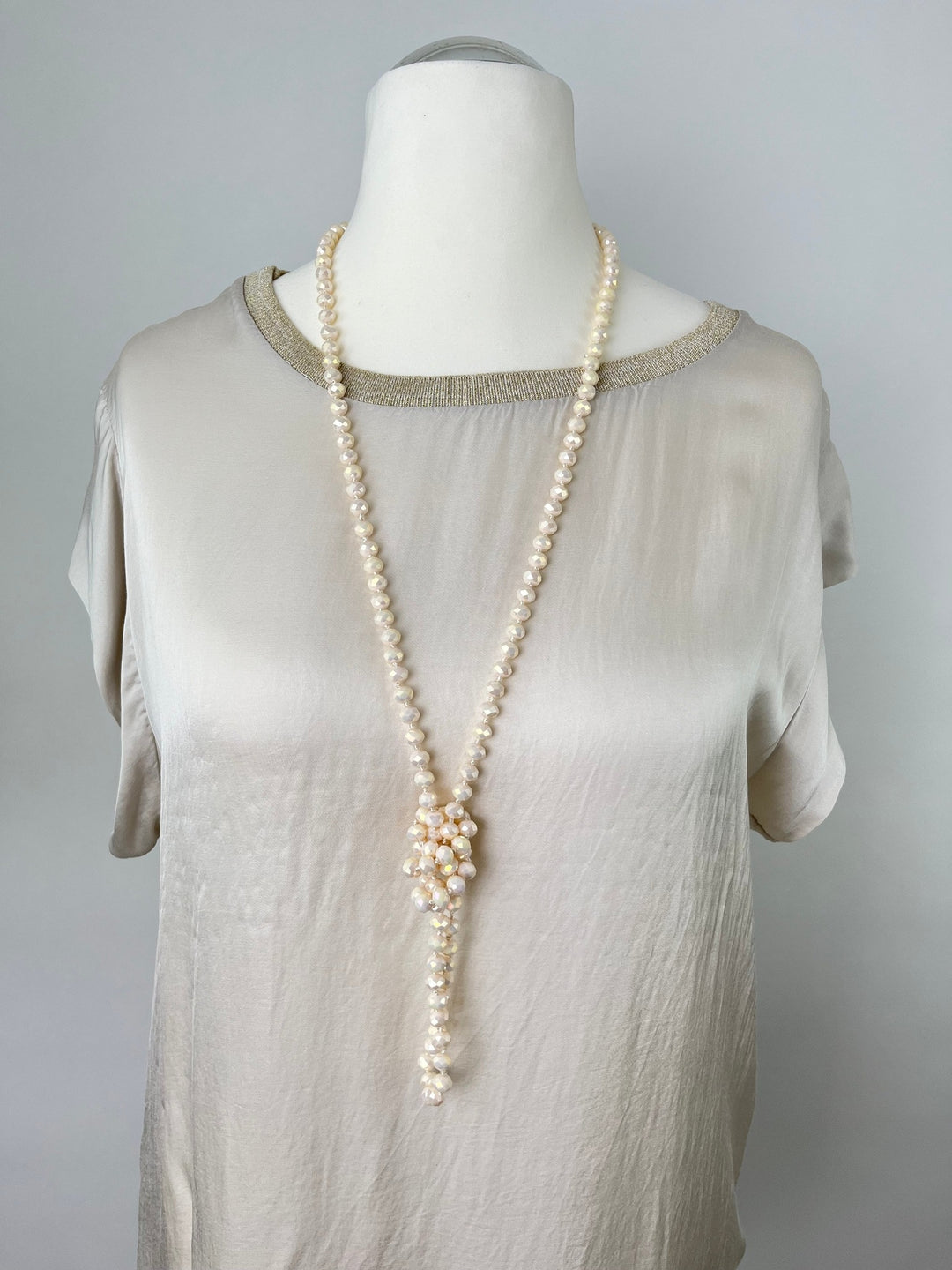 Beige Modeschmuck Halskette mit Glasperlen-Knoten am Model getragen