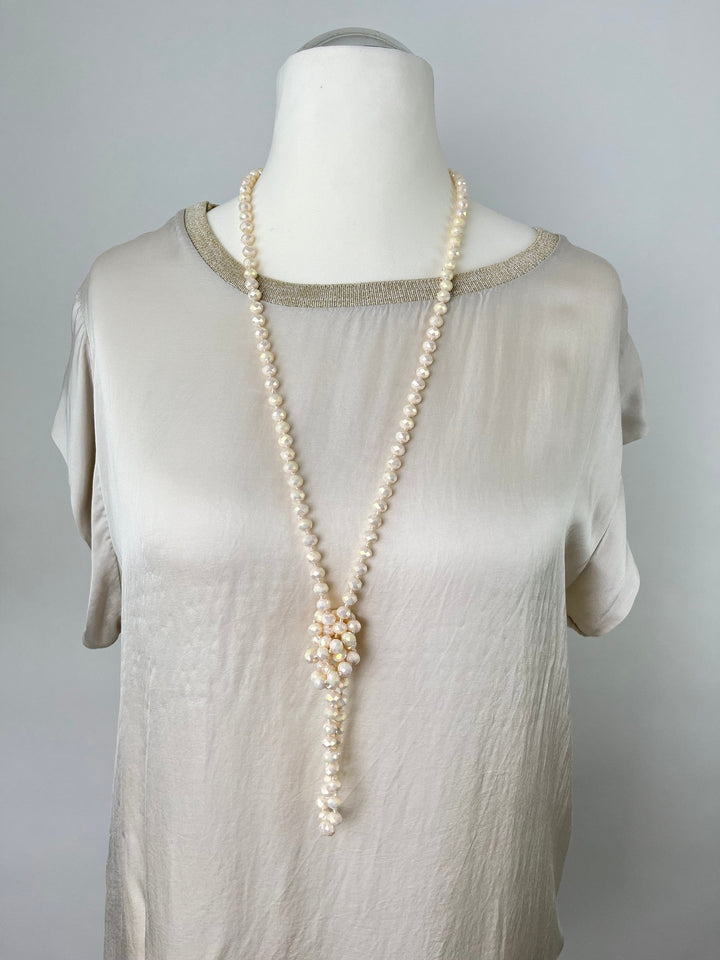 Beige Modeschmuck Halskette mit Glasperlen-Knoten am Model getragen