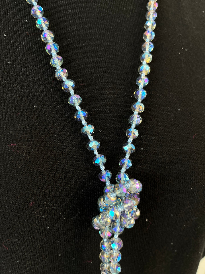 Blaue Glasperlenkette mit facettierten Steinen im Knoten-Stil