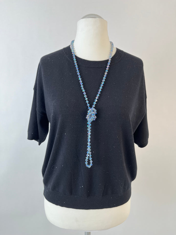 Blaue Glasperlenkette im asymmetrischen Knoten-Look