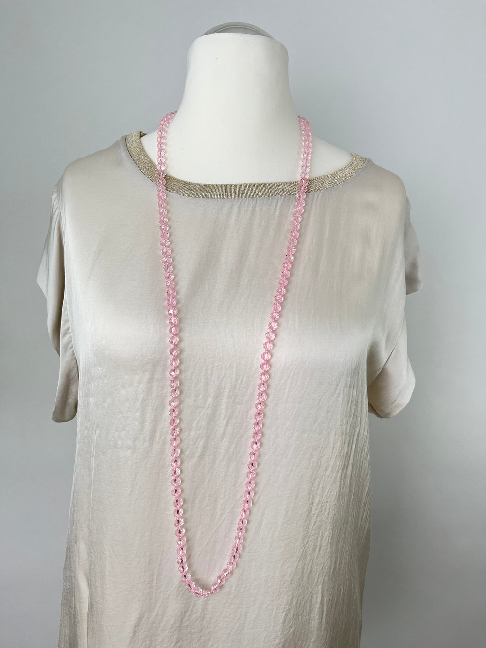 Lange rosa Glasperlen-Kette am Modell getragen