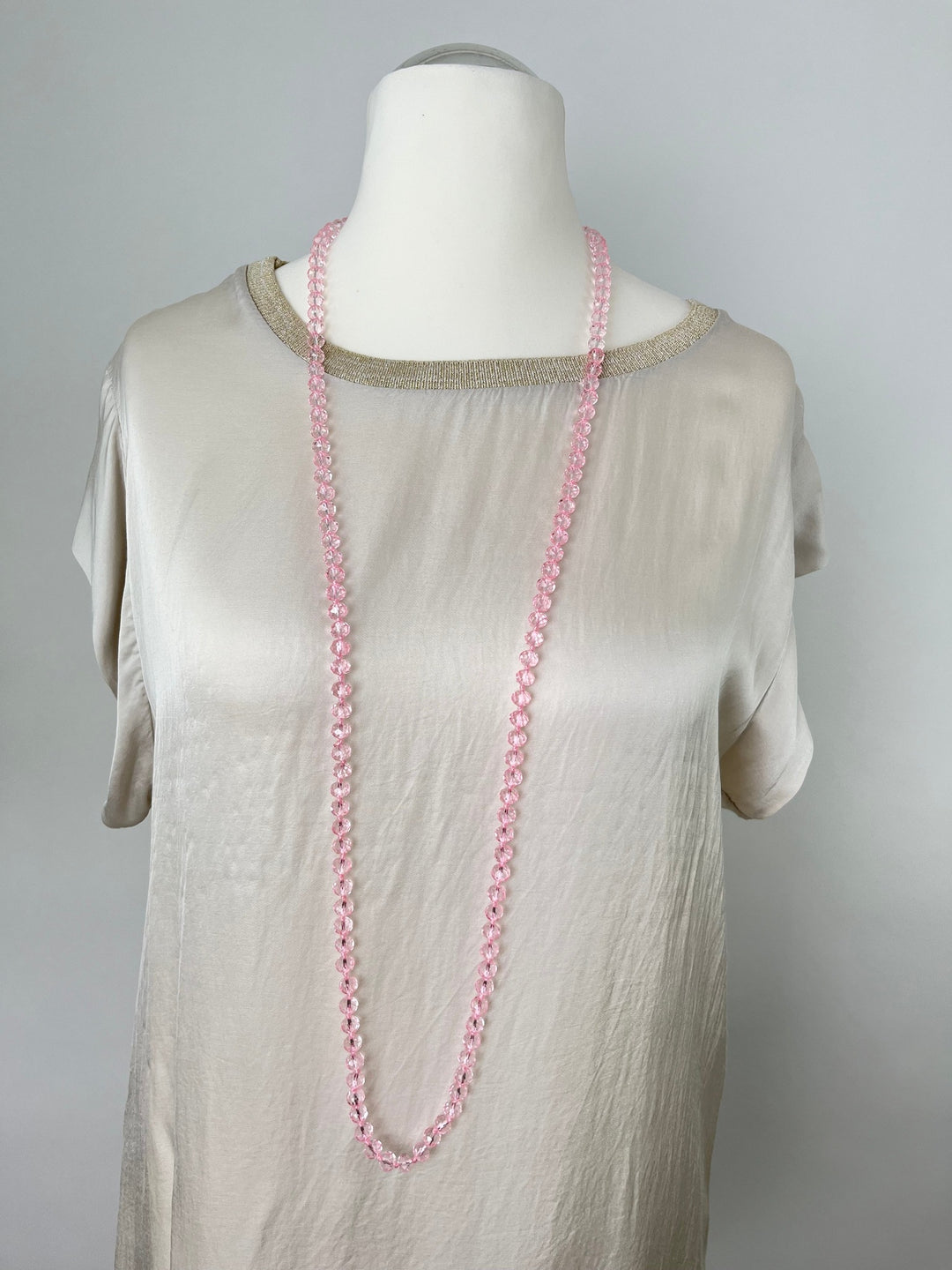 Lange rosa Glasperlen-Kette am Modell getragen