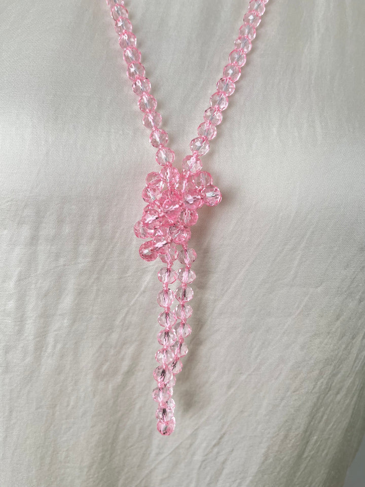 Rosa Kette aus facettierten Glassteinen mit Blütenknoten