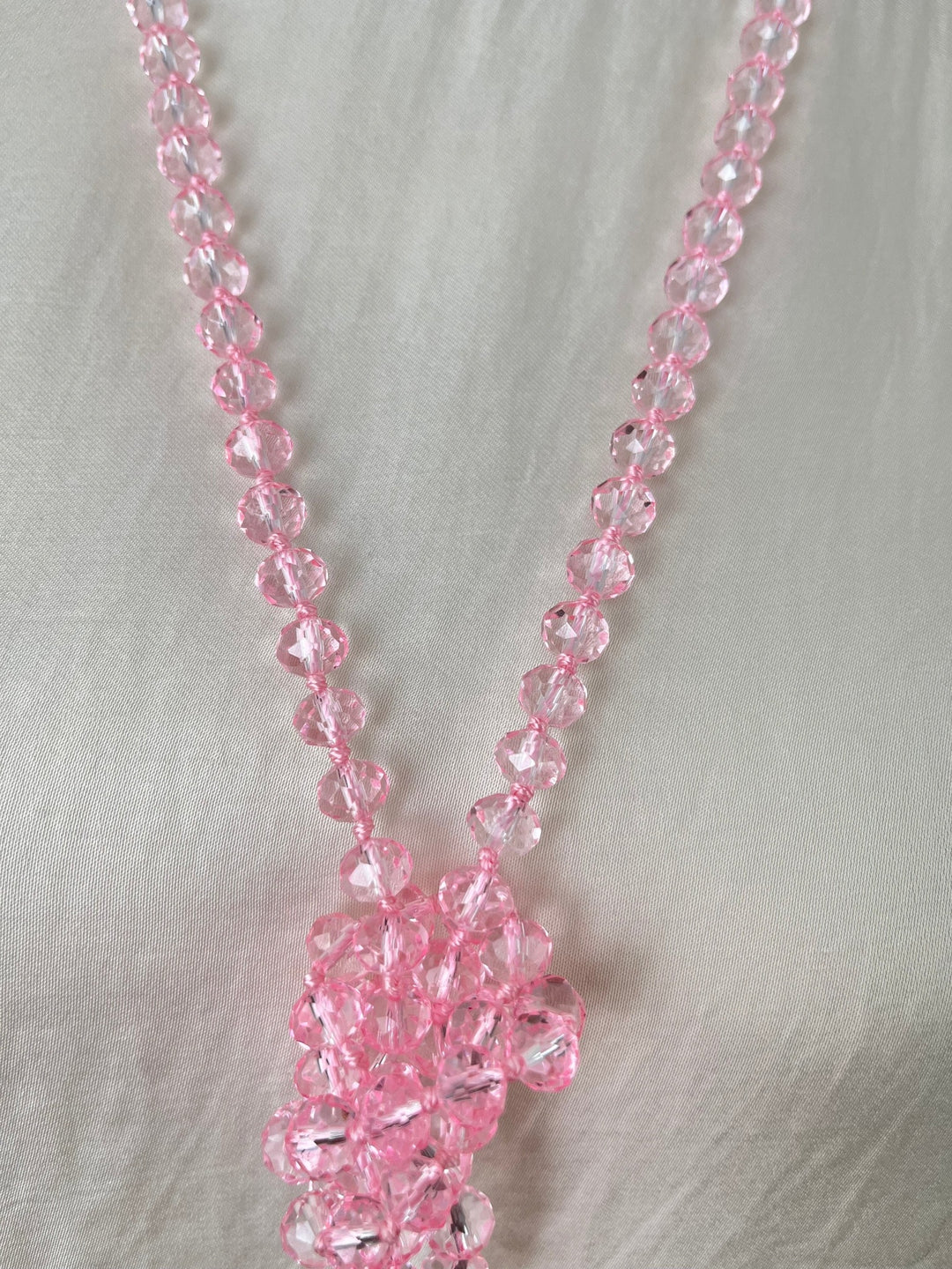 Detailansicht rosa Glassteinkette mit zentralem Knoten