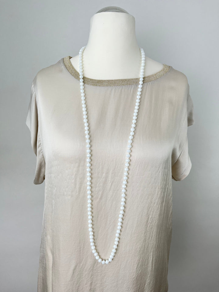 Weiße facettierte Glasstein-Kette als lange Halskette auf Mannequin
