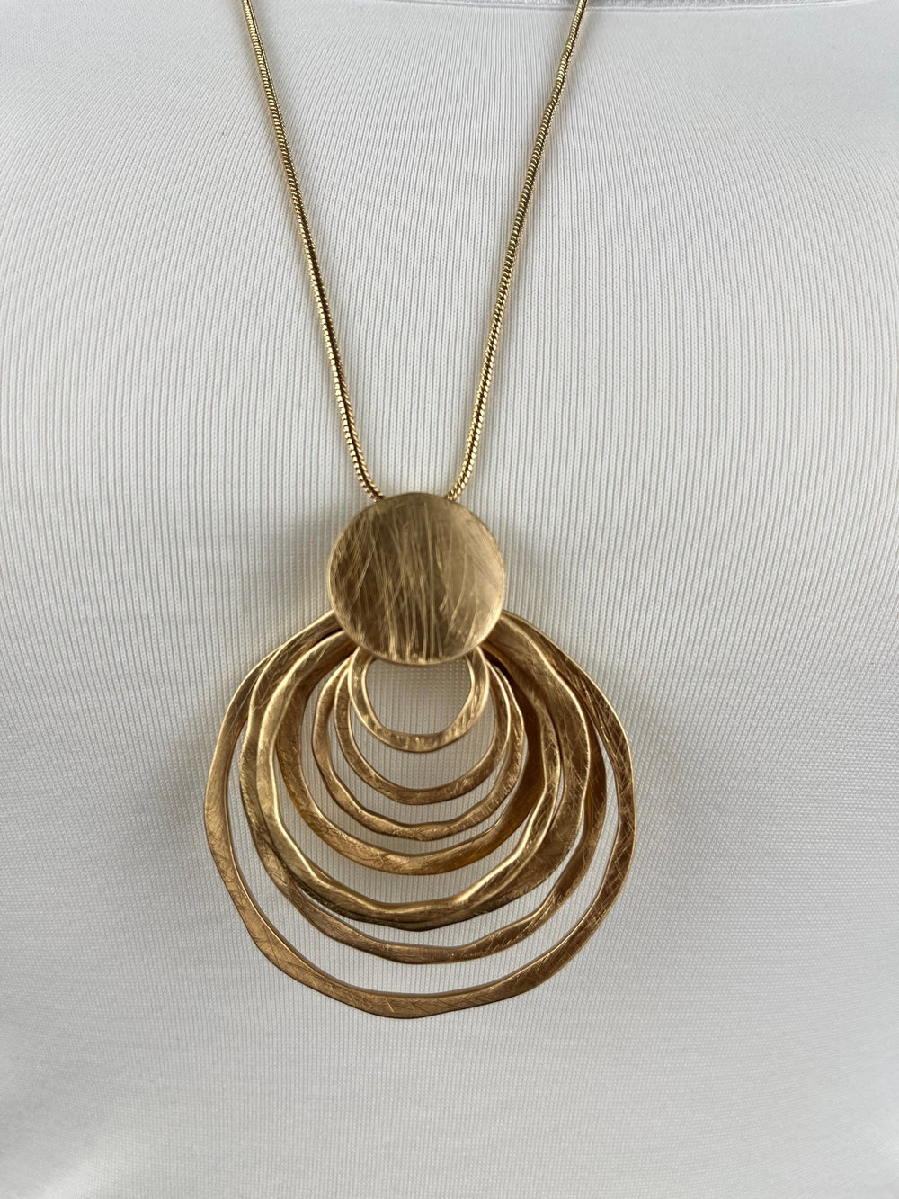 Kette mit Anhänger rund, goldfarben von Bella Vita - Mode & Lifestyle