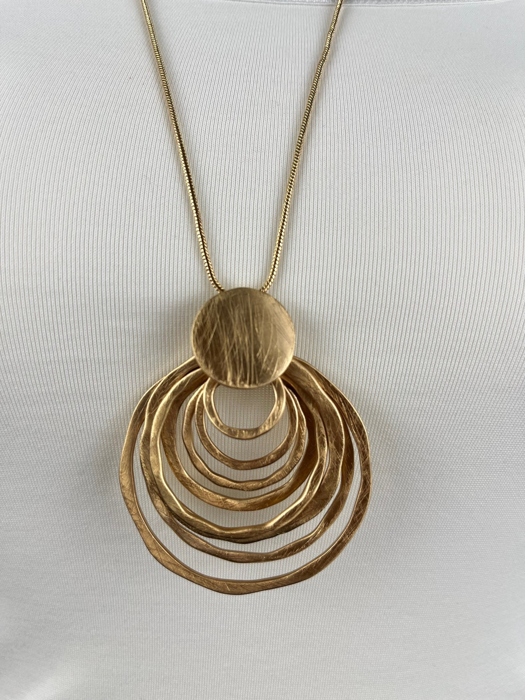 Kette mit Anhänger rund, goldfarben von Bella Vita - Mode &amp; Lifestyle