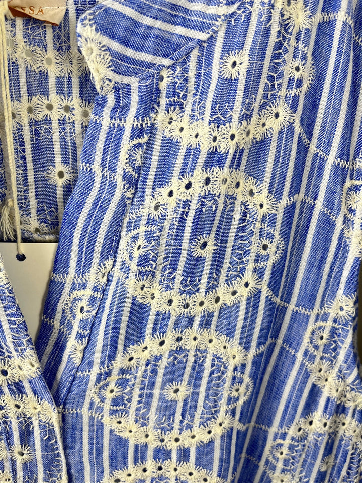 Kleid mit Lochstickerei, blau-gestreift von Bella Vita - Mode &amp; Lifestyle