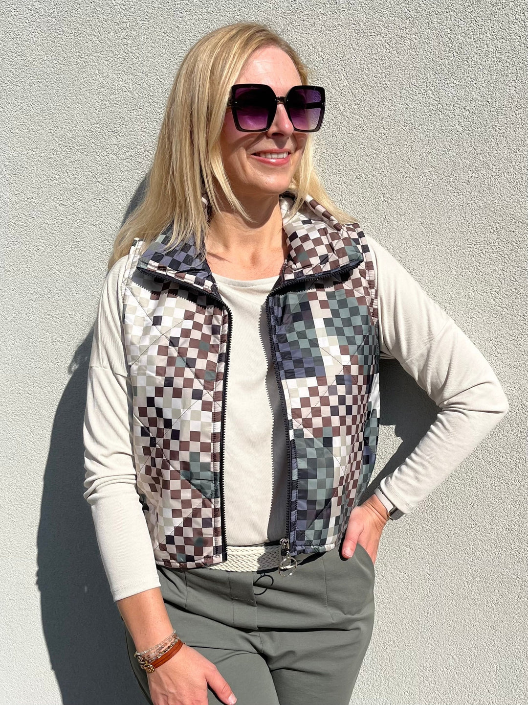 Kurz-Steppweste, khaki-gemustert von Bella Vita - Mode & Lifestyle