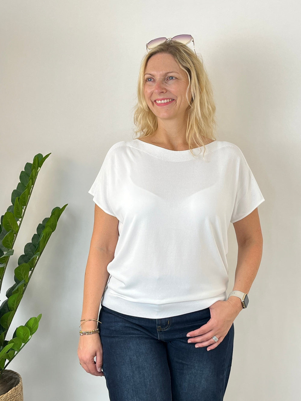 Ecru Strickpullover mit U-Boot-Ausschnitt, Frontalansicht mit Sonnenbrille