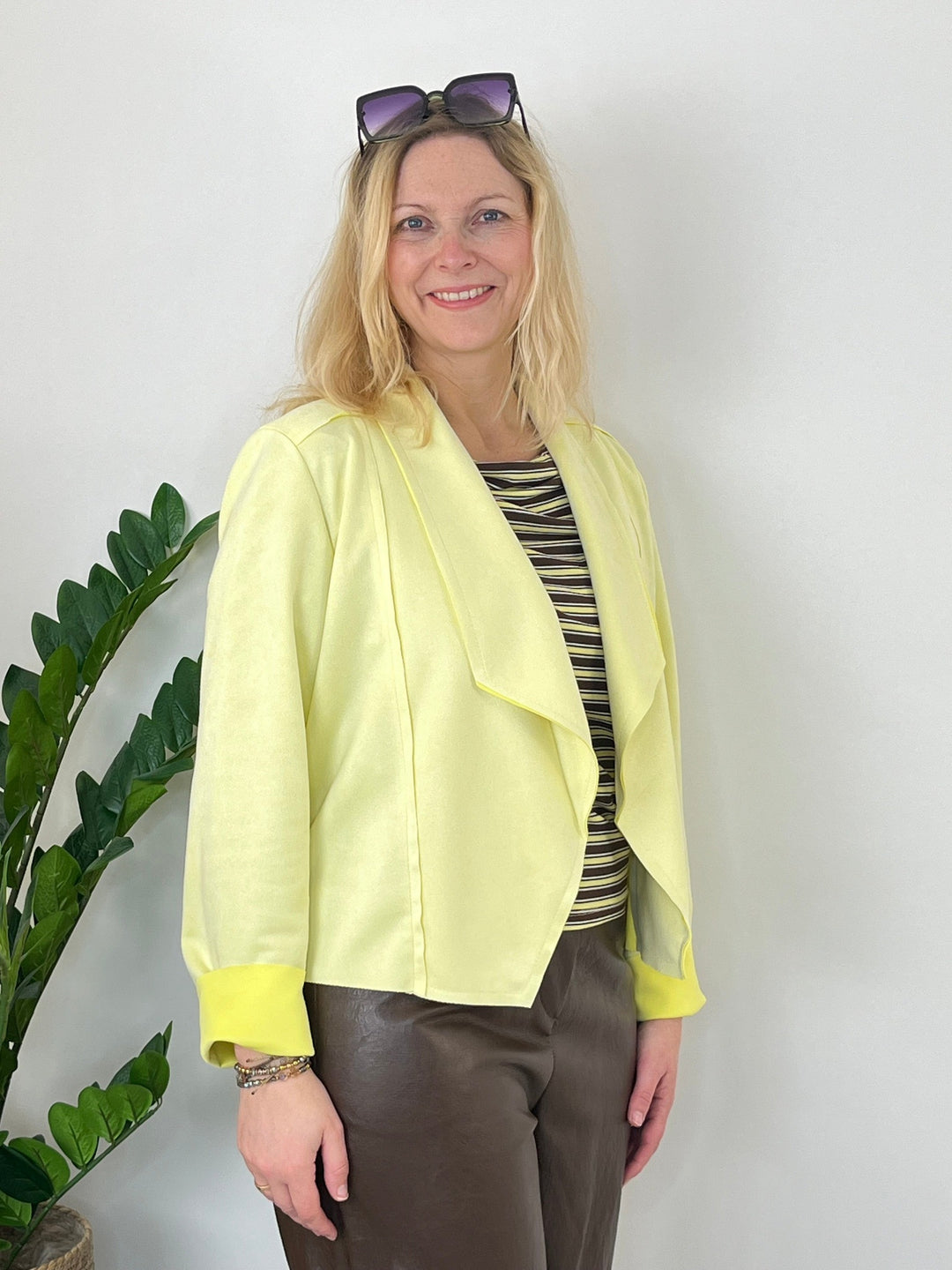 Kurzblazer in Veloursoptik, gelb von Bella Vita - Mode &amp; Lifestyle