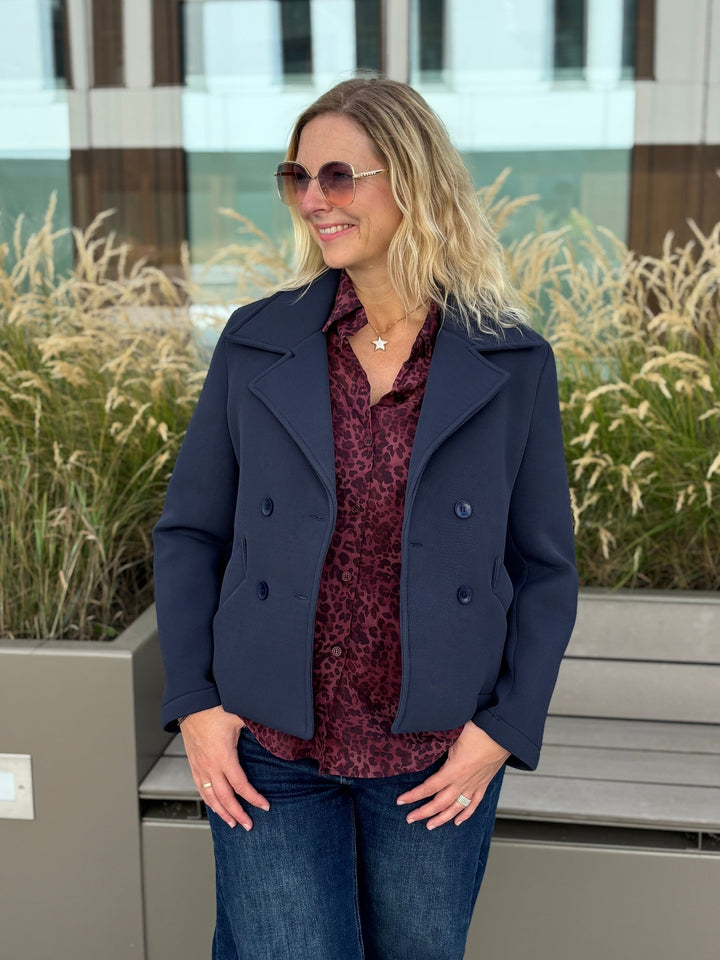 Seitenansicht marineblaue Doppelreiher-Jacke mit breitem Kragen
