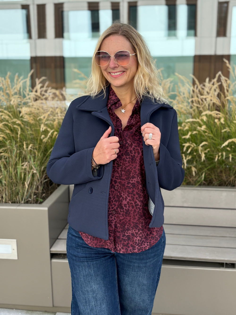 Detailaufnahme marineblaue Jacke mit offenem Reverskragen und Knopfleiste