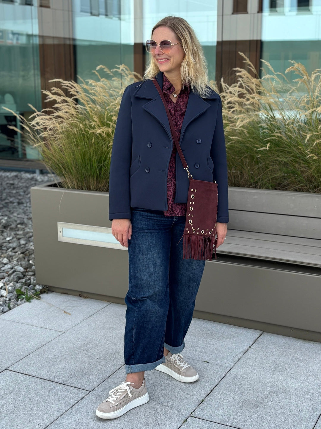 Marineblaue kurze Blazerjacke mit Reverskragen im Outdoor-Styling