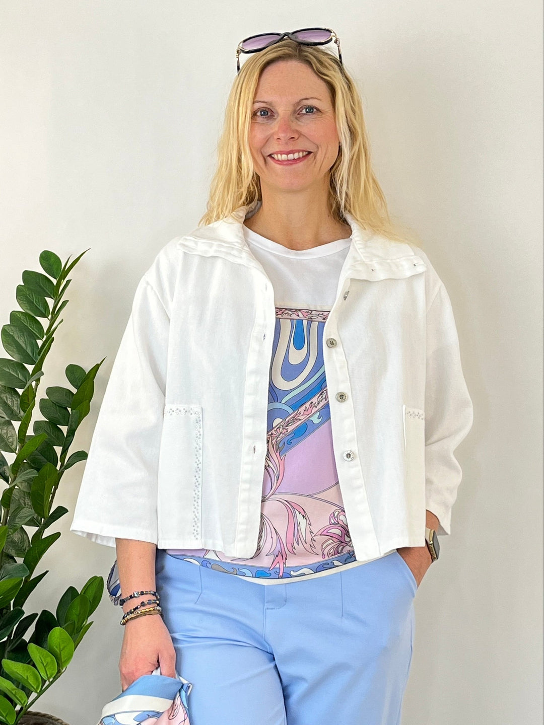 Kurzjacke mit Steinchenverzierung, weiß von Bella Vita - Mode & Lifestyle