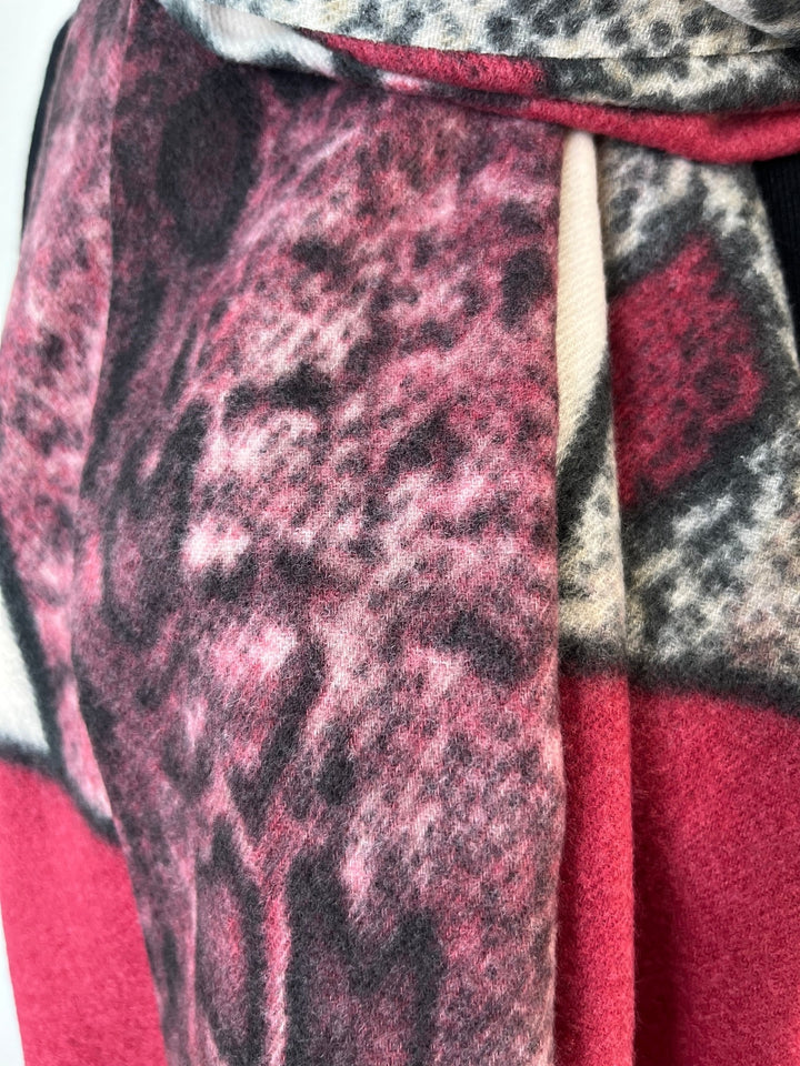 Nahaufnahme weicher Viskose-Stoff mit bordeauxrotem Tierprint-Muster