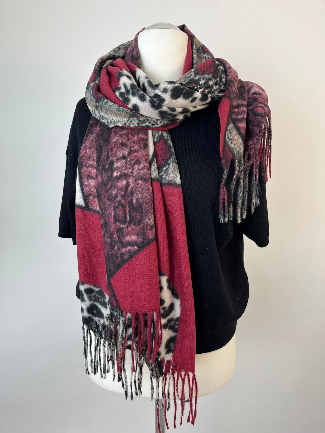 Bordeaux-roter Kuschelschal mit Animal-Prints um das Halsdrapierung