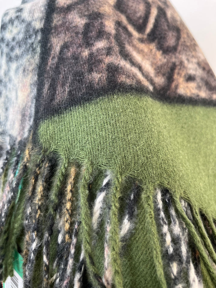 Nahaufnahme Viskose Tierprint Schal