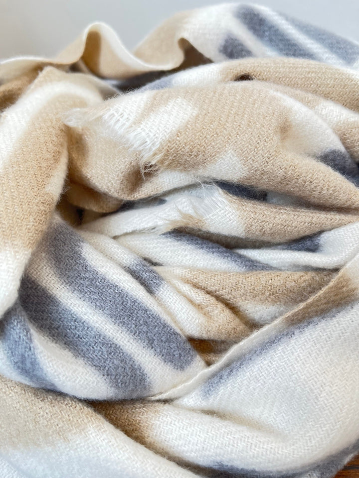 Kuschelschal Statement, beige von Bella Vita - Mode &amp; Lifestyle