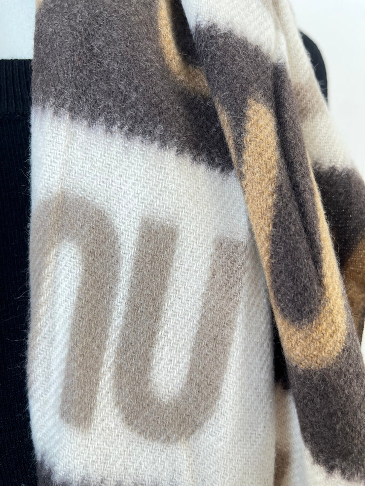 Brauner Viskose-Scarf mit grafischem U-Muster und weicher Textur