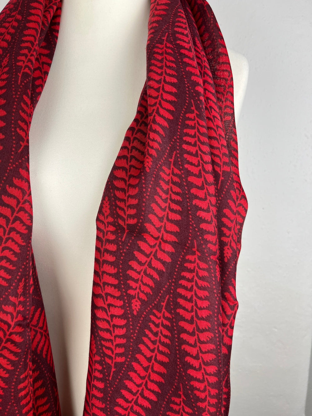 Leichter Schal mit Blätterdruck, bordeaux von Bella Vita - Mode & Lifestyle