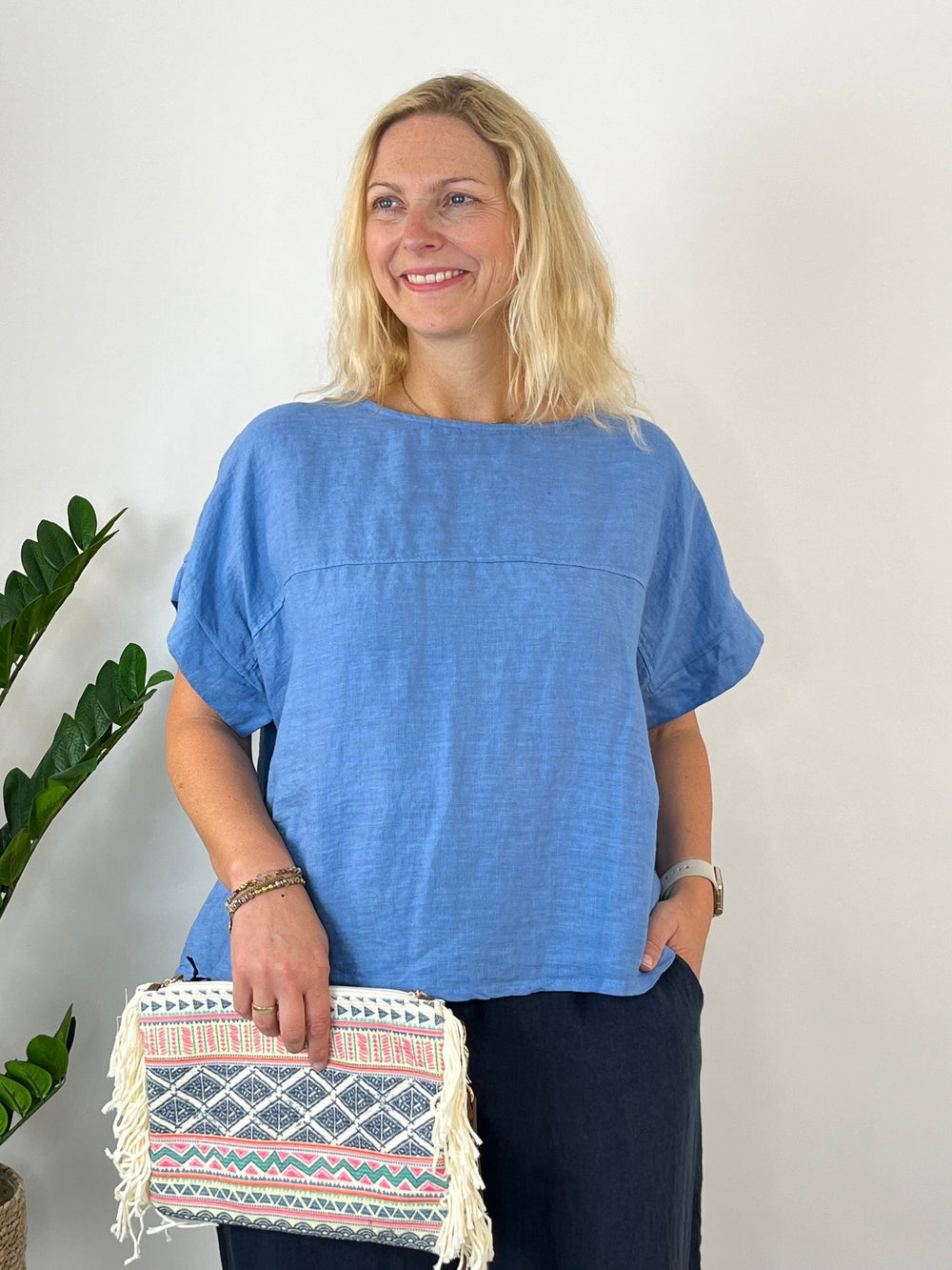 Vorderansicht hellblaues Leinen-Blusenshirt mit rundem Ausschnitt und lockerer Passform