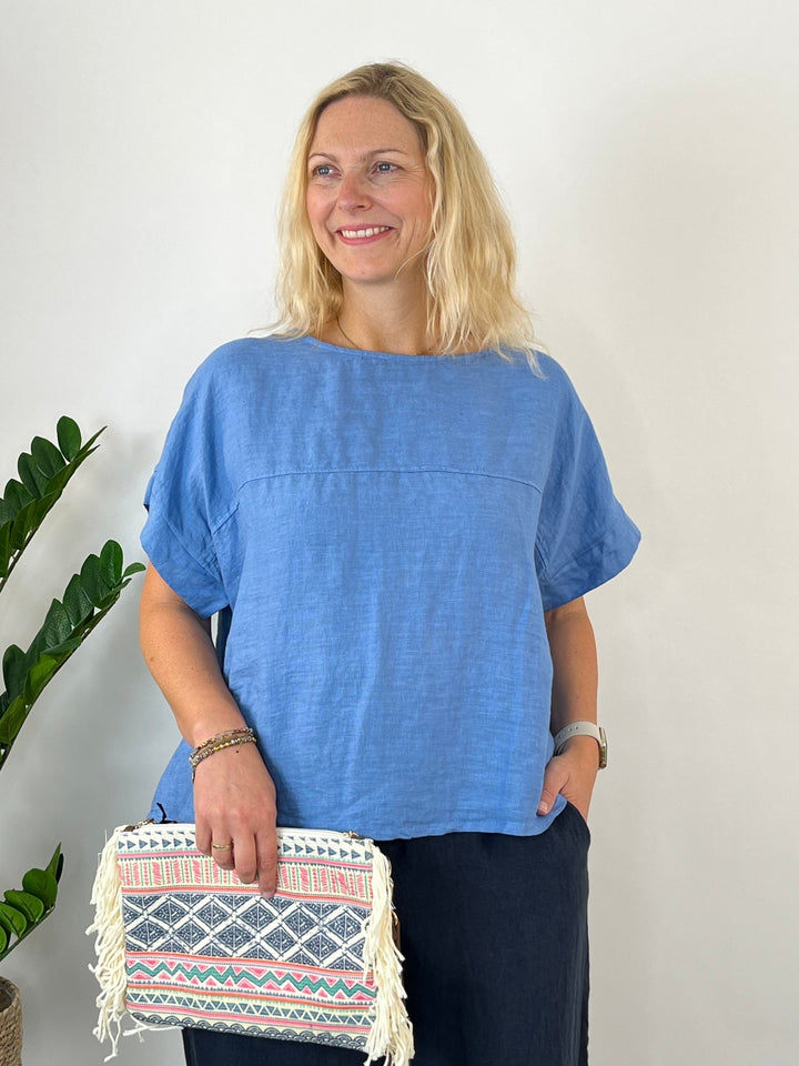 Vorderansicht hellblaues Leinen-Blusenshirt mit rundem Ausschnitt und lockerer Passform