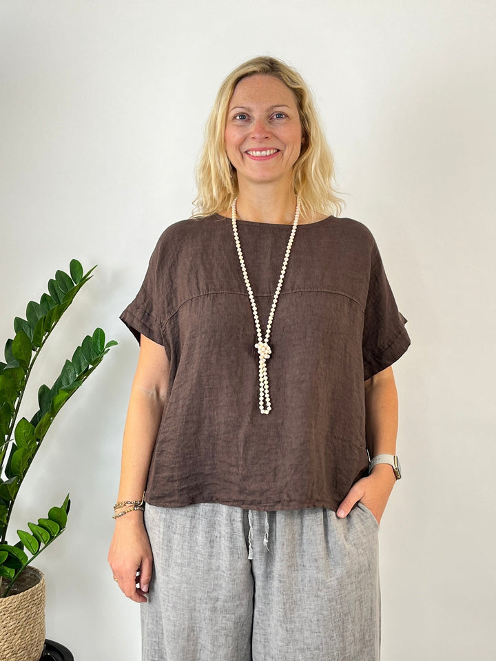 Braunes Leinen-Blusenshirt mit rundem Ausschnitt und kurzen Ärmeln im Frontalansicht