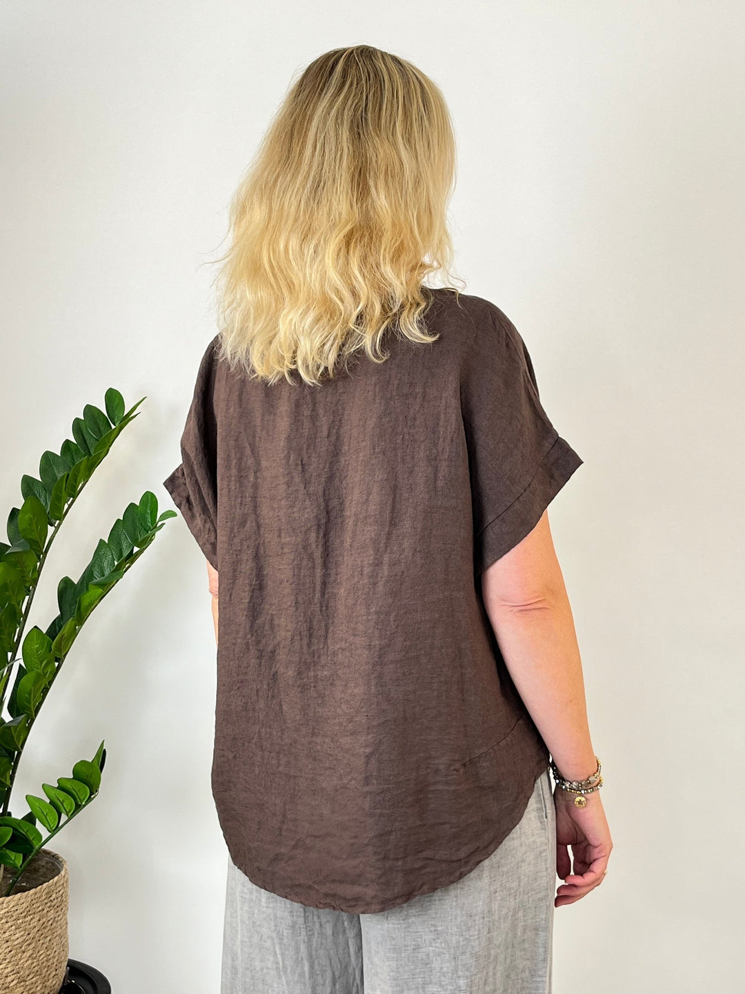 Rückansicht braunes Leinen-Blusenshirt mit Boxy-Schnitt und gerollten Ärmeln