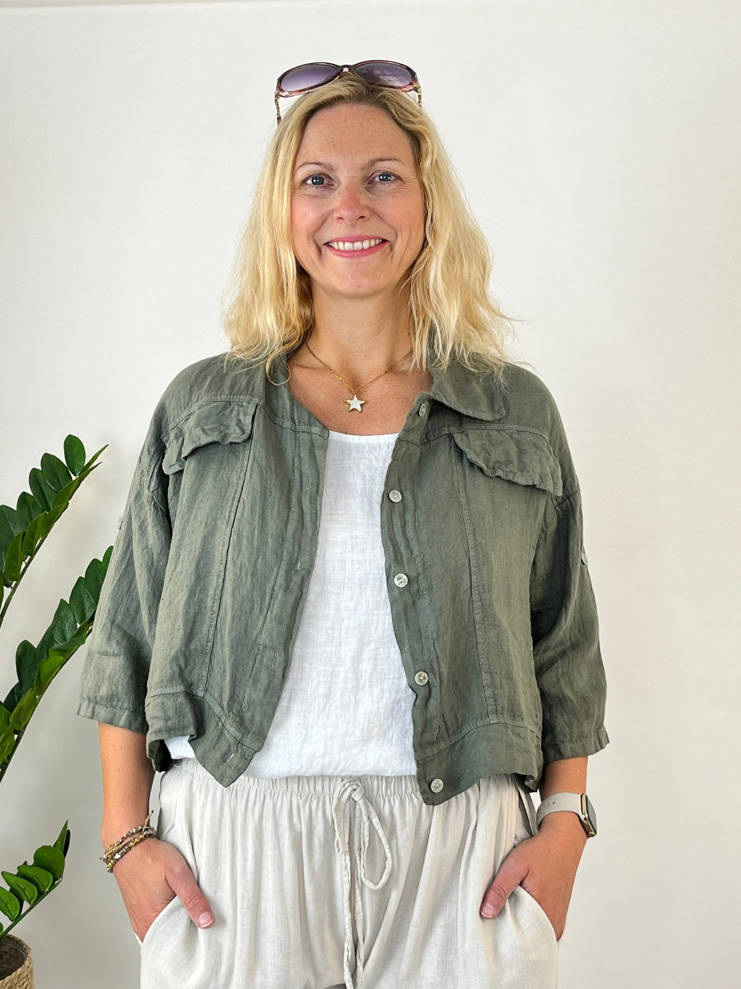 Leinen-Kurzjacke mit Armriegel, khaki von Bella Vita - Mode &amp; Lifestyle