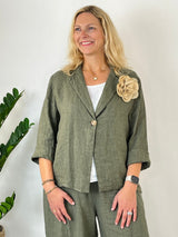 Olivgrüner Leinenblazer Easy Summer mit beige Stoffblume und hochgekrempelten Ärmeln